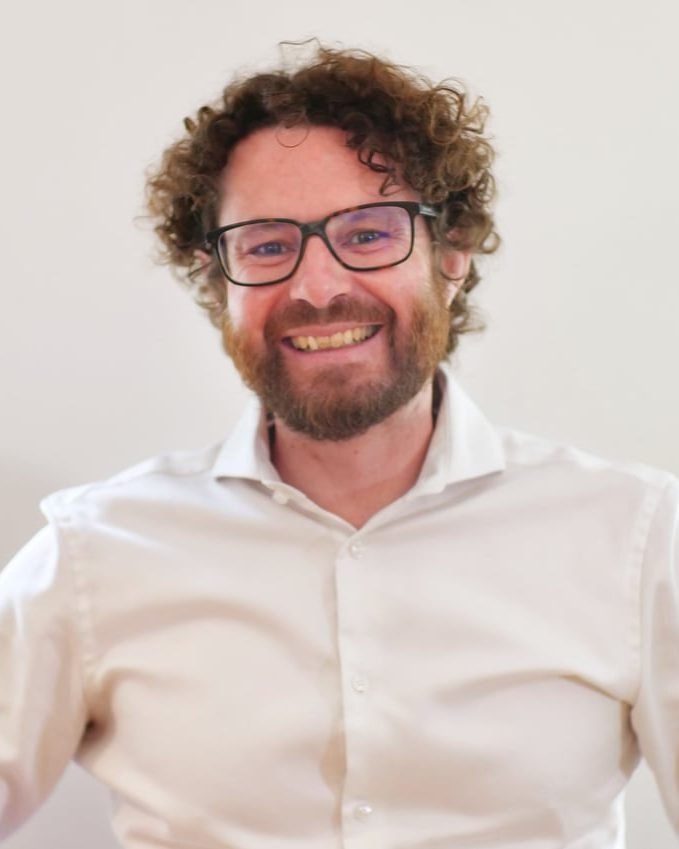 Marco Maier, KI-Praktiker für Treuhandunternehmen und KMU, im Atelier in Bern